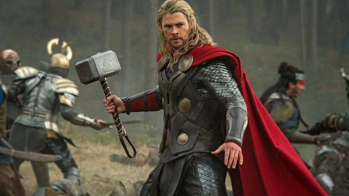 Chris Hemsworth: Seine Frau sagt, dass er fünf Hämmer vom Set gestohlen hat