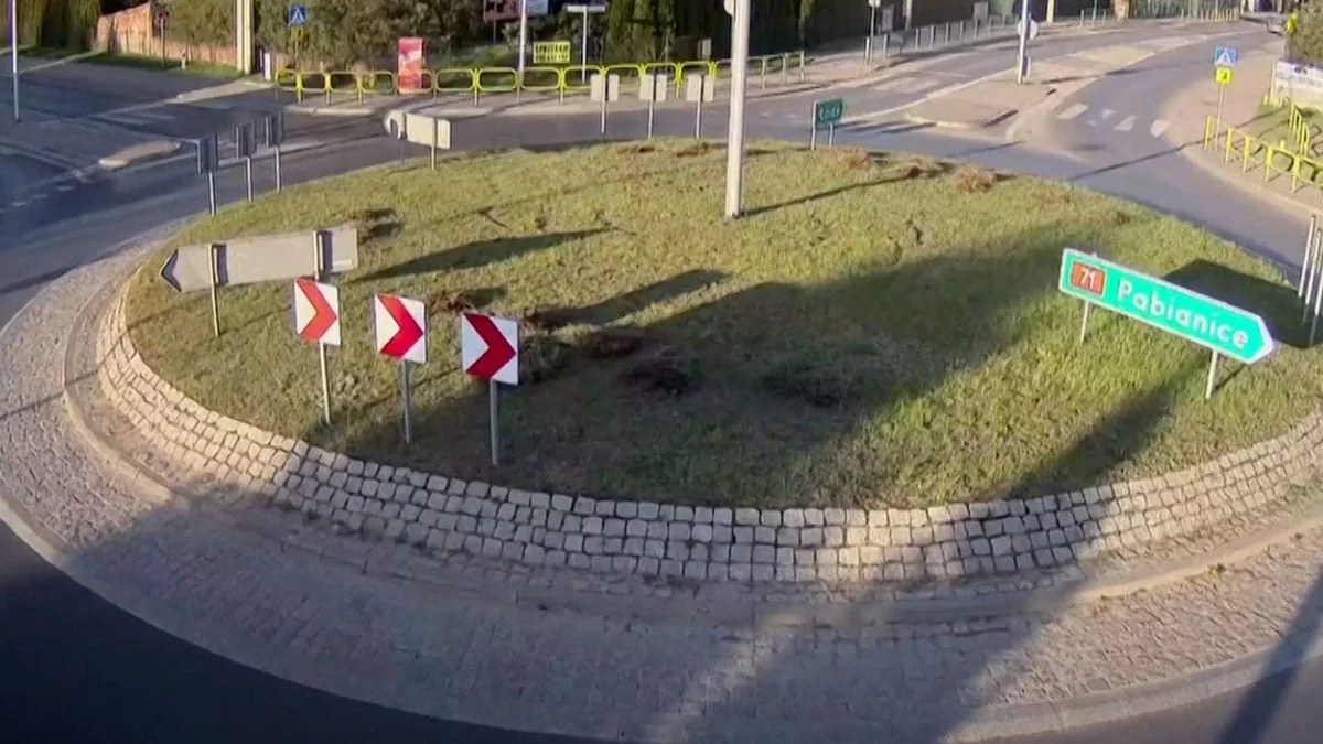 Unfall in Polen: Autofahrer rast mit Vollgas in den Kreisverkehr
