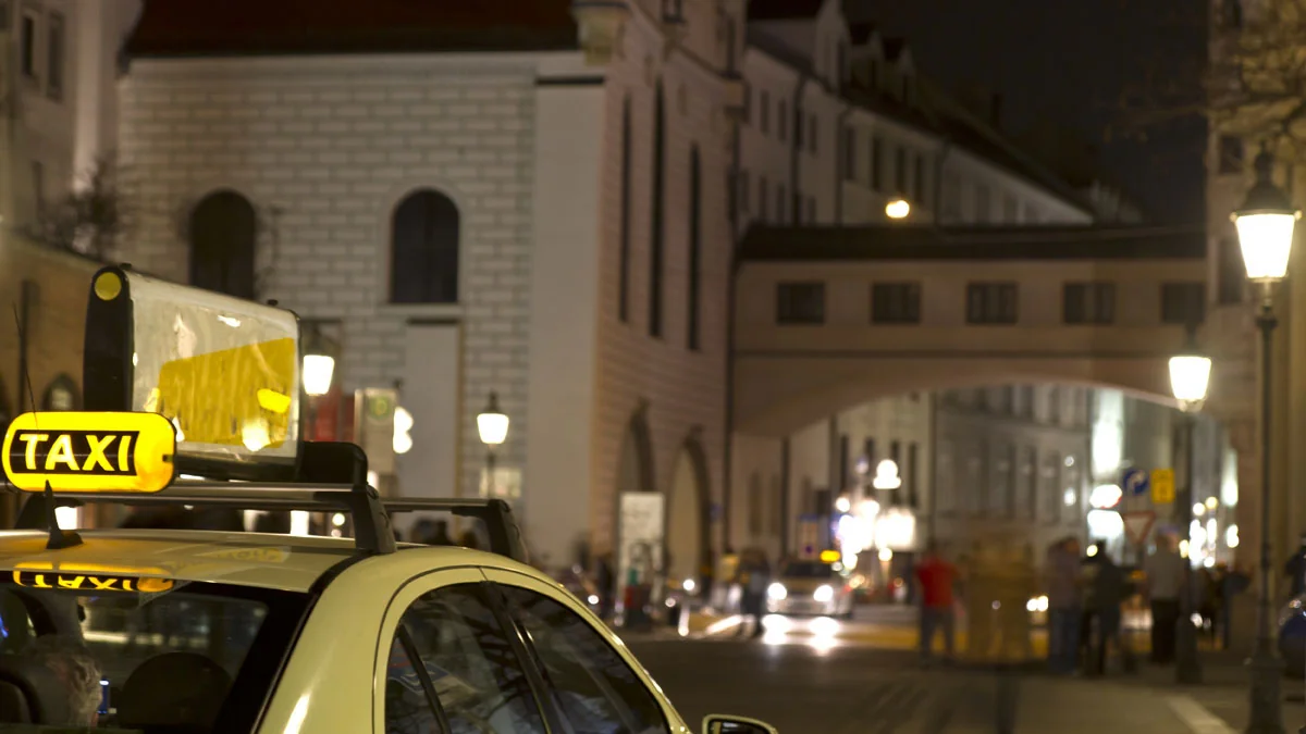 München: Ärzte, Schwestern und Pfleger dürfen ab sofort kostenlos Taxi fahren