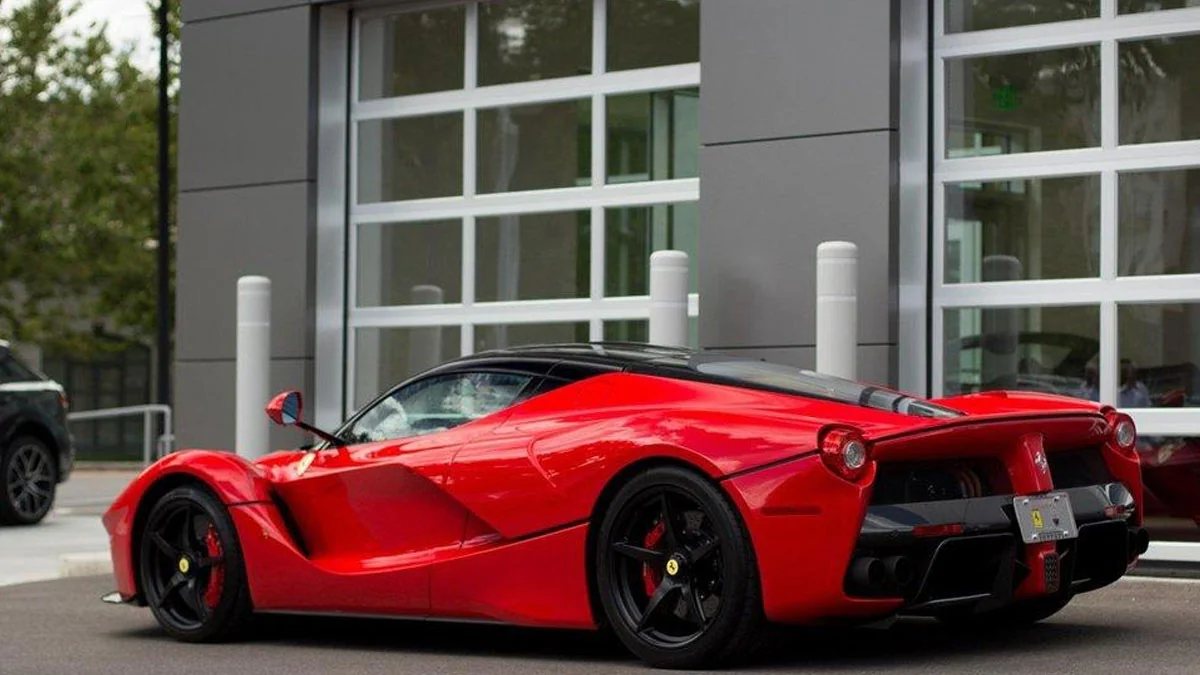 Ferrari LaFerrari: Raser fährt auf freier Autobahn einhändig 372 km/h