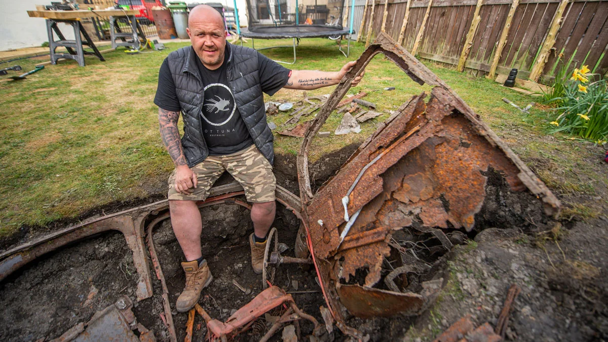 Yorkshire: Mann findet einen vergrabenen Oldtimer in seinem Garten