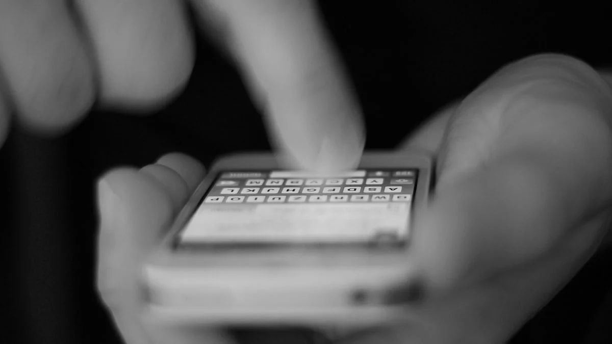 Achtung Abzocke: Falsche SMS von DHL führt in eine teure Abo-Falle