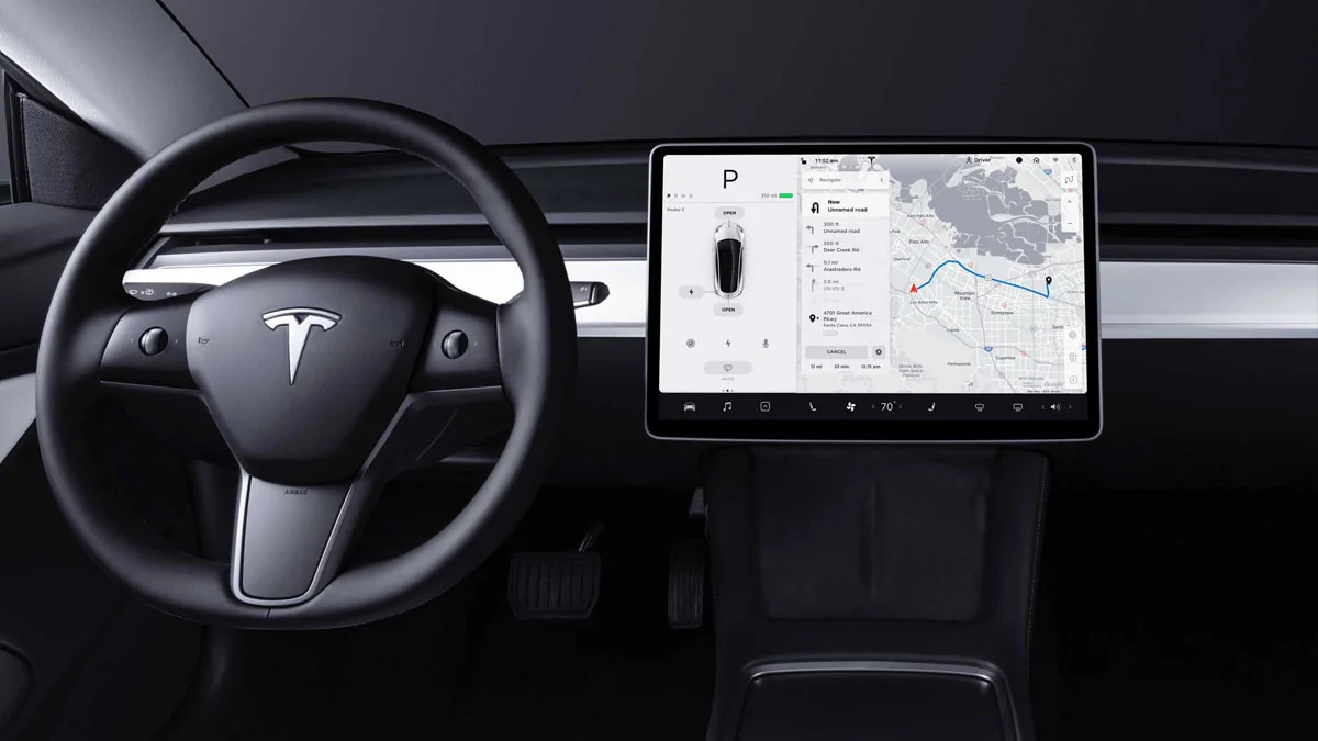 Tesla: Autopilot weicht einem Hirsch aus, der die Straße überquert