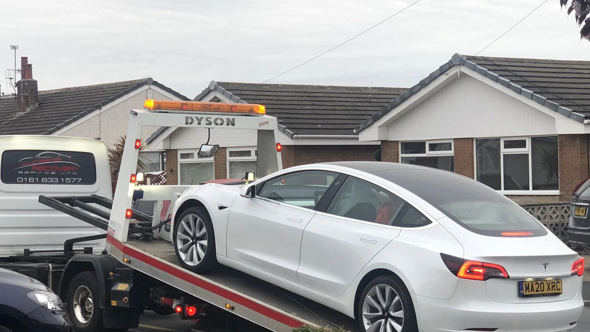 Tesla Model 3: Lenkrad bricht nach einem Monat einfach ab