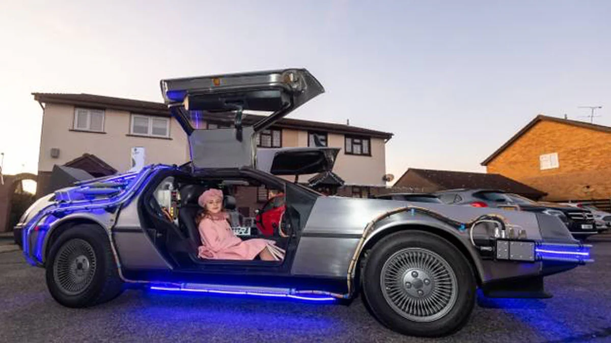 DMC DeLorean: Mann baut das Auto aus