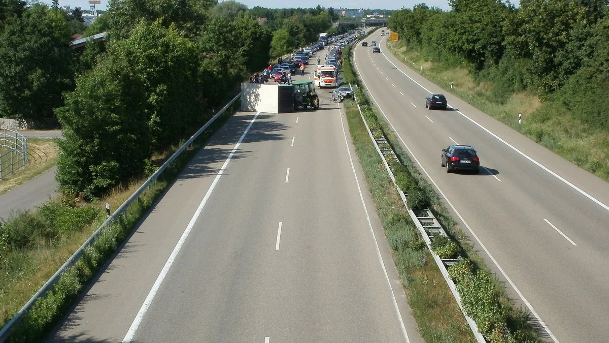 Nach Unfall auf der A3: Polizist zerrt Gaffer aus Auto und zeigt ihm Leiche