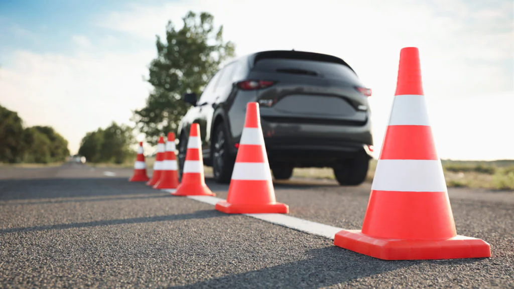 Mann ohne Führerschein fährt mit dem Auto zur eigenen Fahrprüfung
