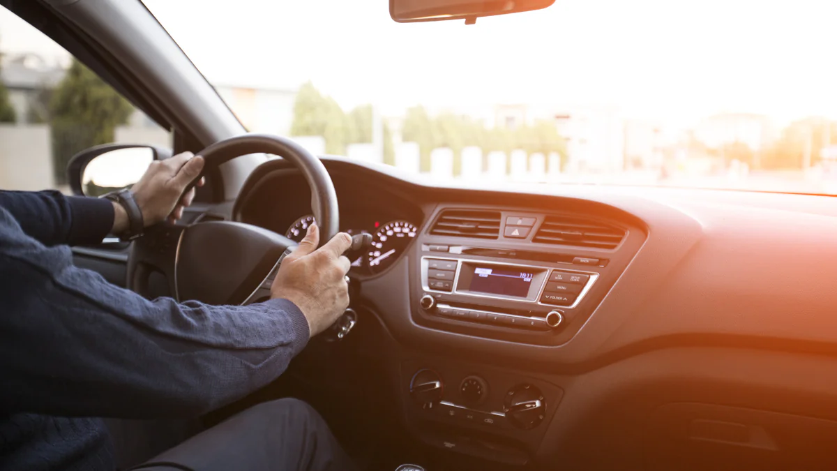 Mann ohne Führerschein fährt mit dem Auto zur eigenen Fahrprüfung