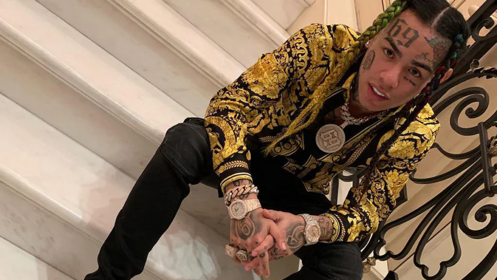 Pleite: Rapper 6ix9ine leiht sich Geld zum Tanken