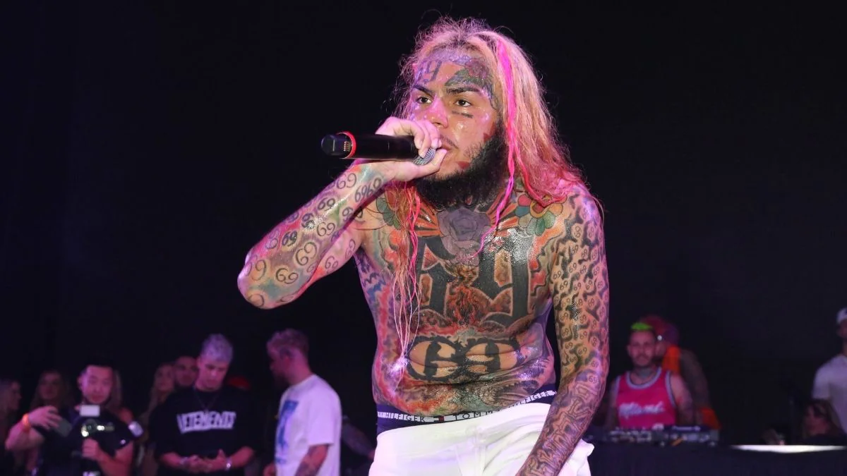 krasses-video-rapper-6ix9ine-zeigt-sein-vermoegen-in-bar