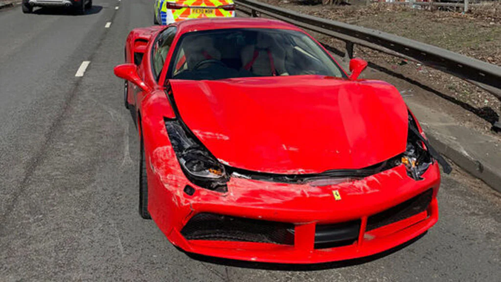 Mann fährt frisch gekauften Ferrari zu Schrott