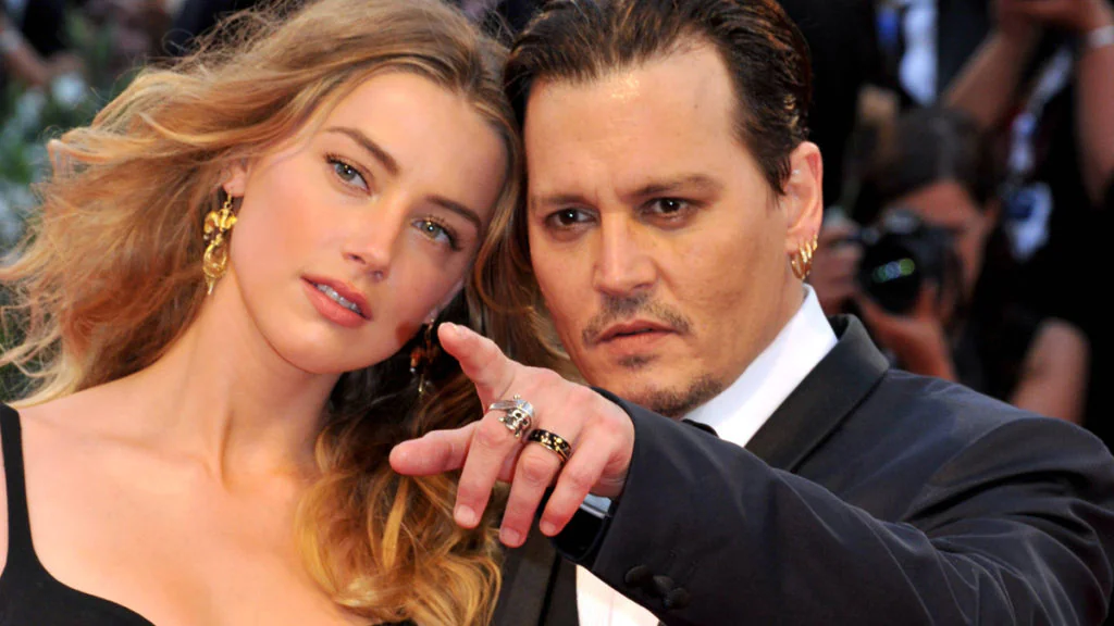 Während Gerichtsverhandlung: Johnny Depp lacht über brisante Penis-Frage