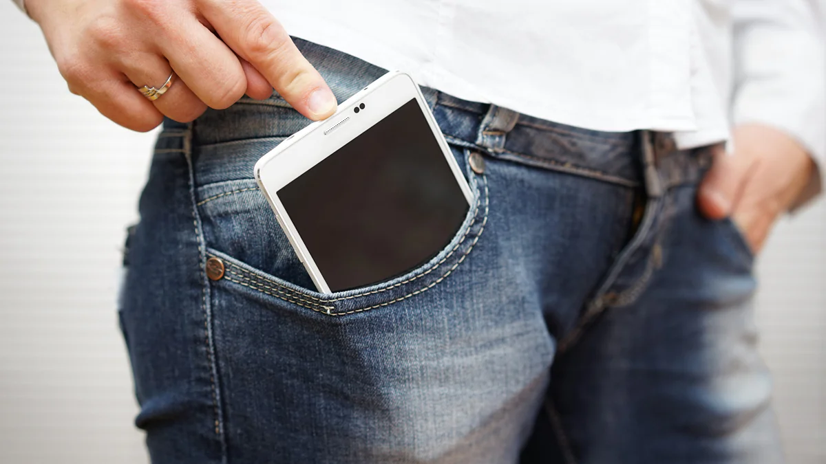 smartphone-in-der-hosentasche-laden-forscher-entwickeln-praktische-loesung