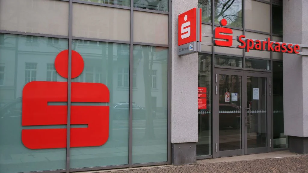 Gibt's bald kein Bargeld mehr? Sparkasse stellt neuen Plan vor