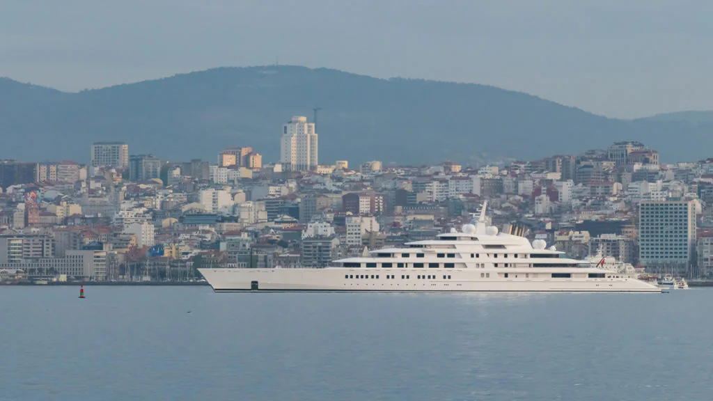 „Azzam“: Rätsel um die größte Jacht der Welt