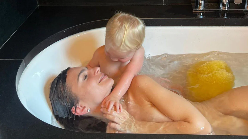 Nacktbaden mit ihrem Sohn: Emily Ratajkowski löst Shitstorm aus