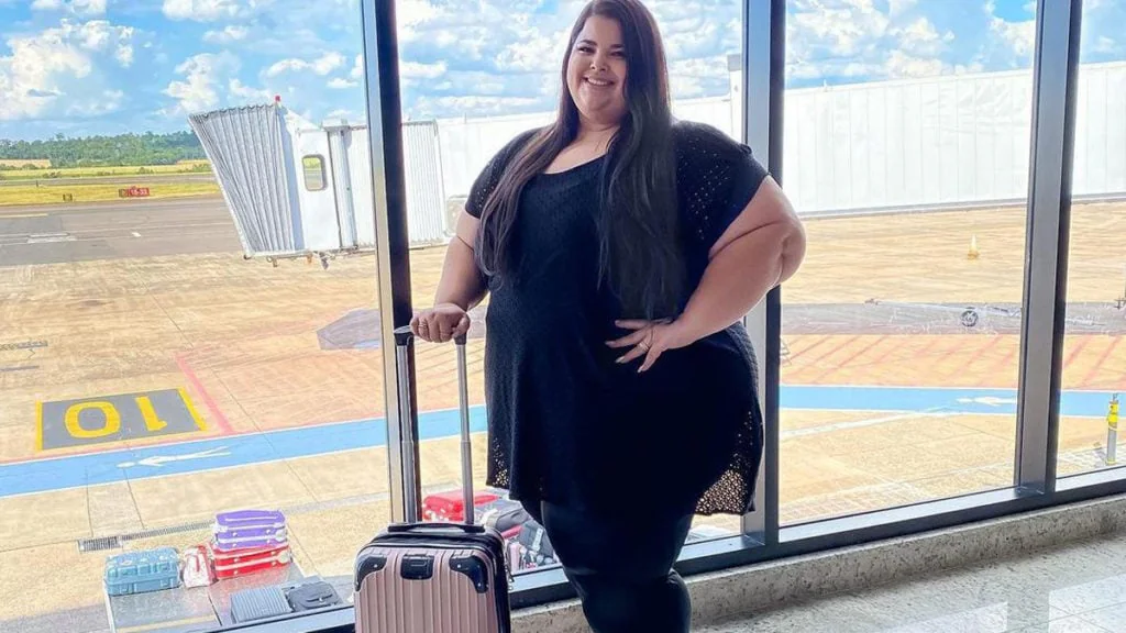 „Zu fett“, um mitzufliegen: Influencerin verklagt Qatar Airways