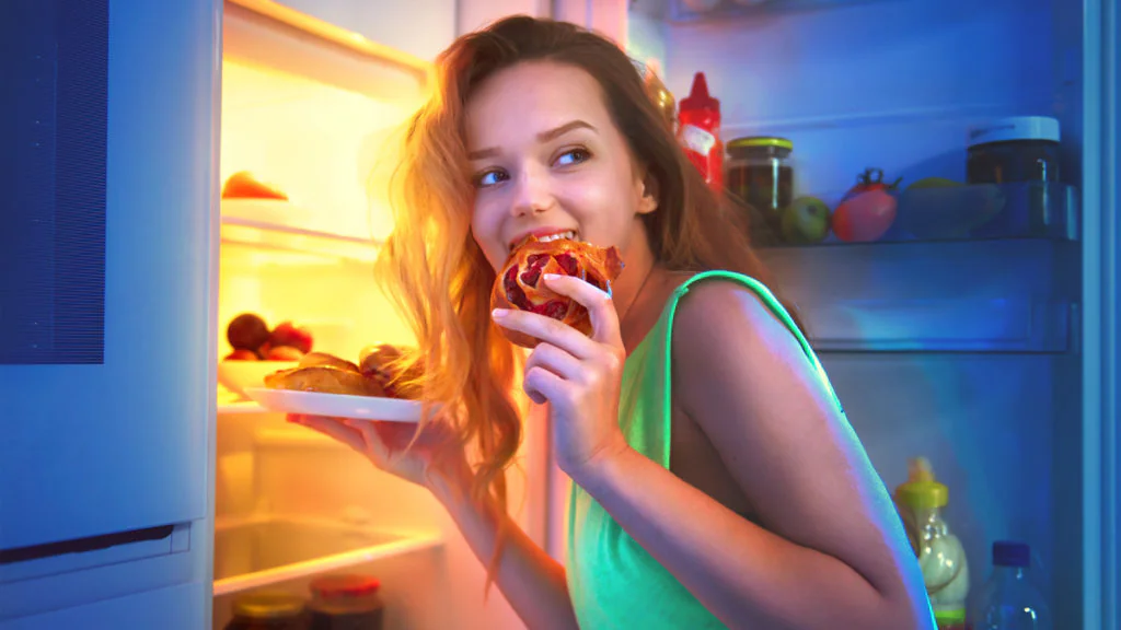 Studie enthüllt: Nachts essen birgt unerwartete Risiken