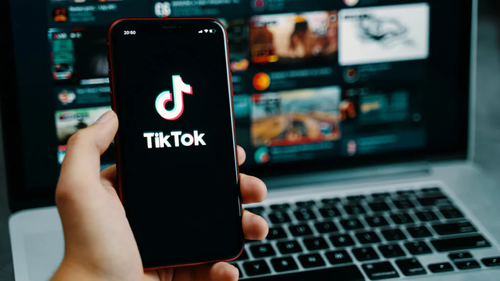 Entführt und zum Streamen gezwungen? TikTokerin sorgt für schlimme Vermutung