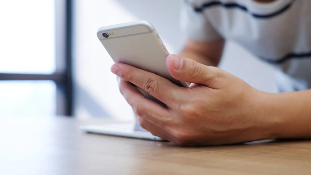 Bis zu 5 Jahren Haft: Deshalb sollte man das Handy nicht am Arbeitsplatz laden