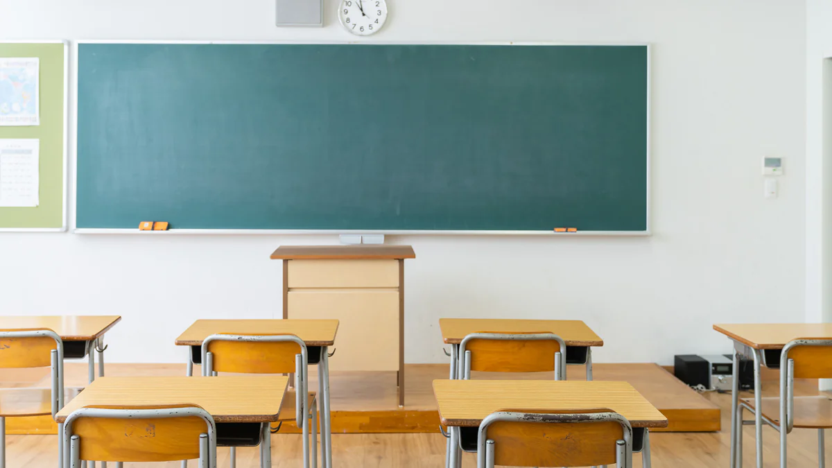 Mitten im Klassenraum: Lehrerin beim Vibrator-Sex erwischt