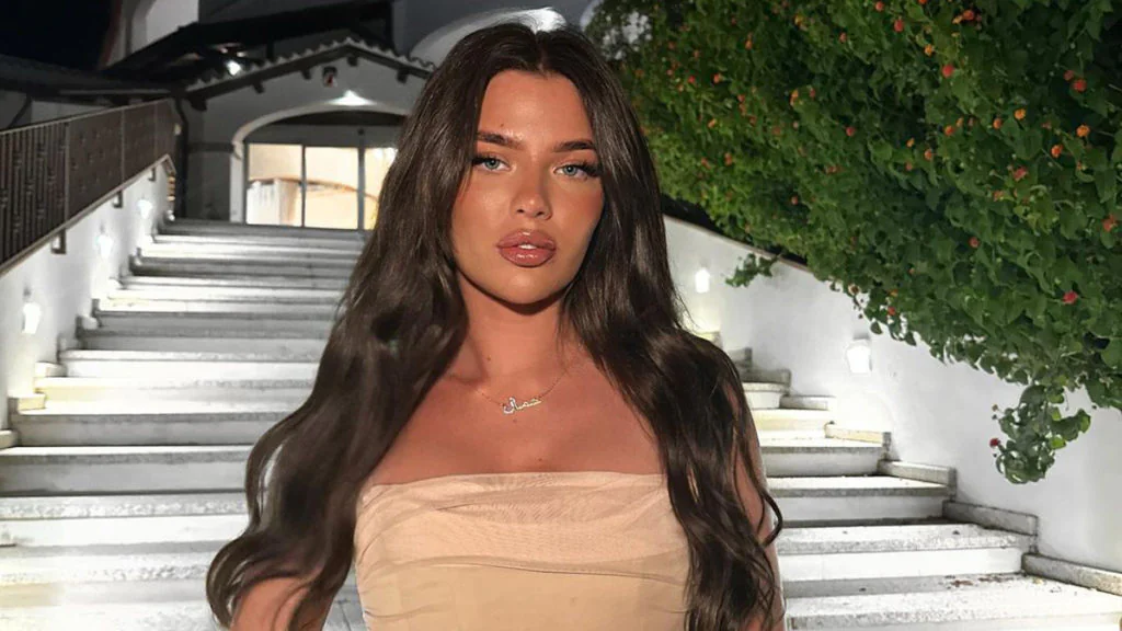 Heißeste Aldi-Kassiererin schockt Fans mit neuem Look