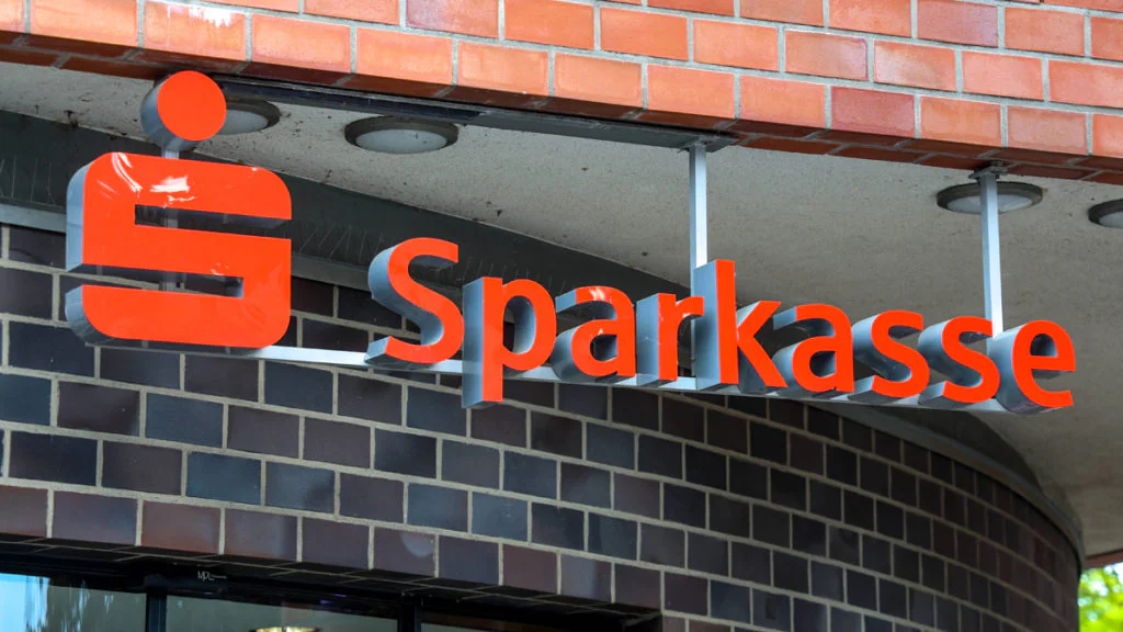 Sparkasse erhöht Gebühren und droht Kunden mit Kündigung