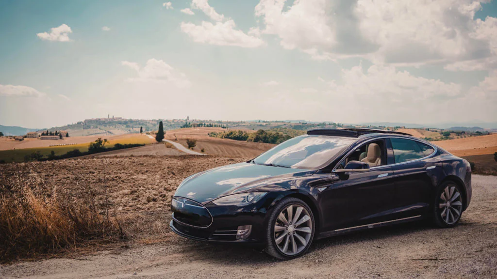 Über 3.000 Kilometer Reichweite: YouTuber pimpt Tesla - Polizei reagiert