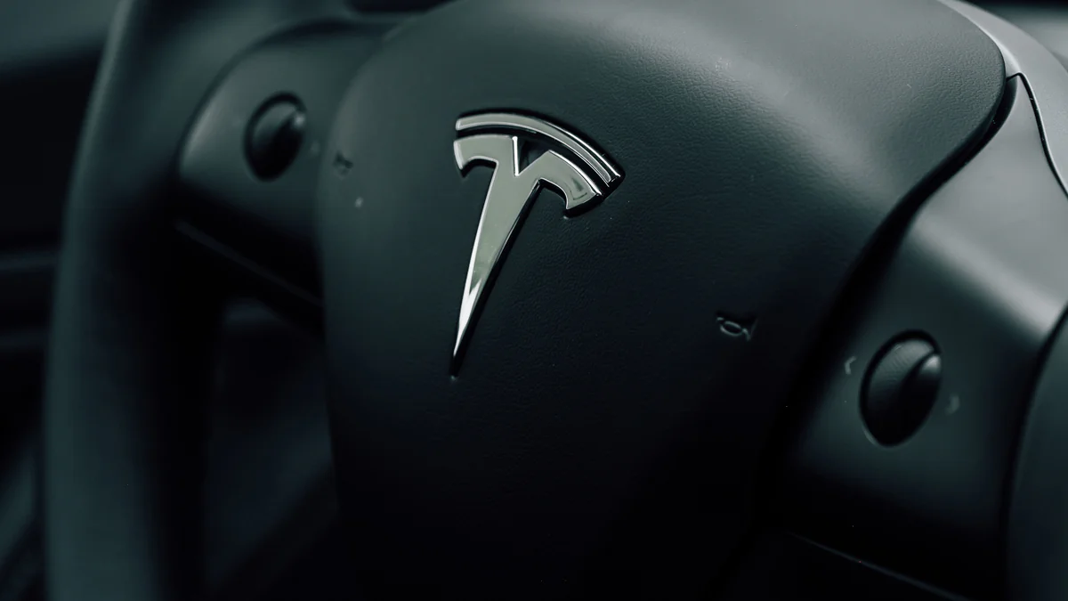 Über 3.000 Kilometer Reichweite: YouTuber pimpt Tesla - Polizei reagiert