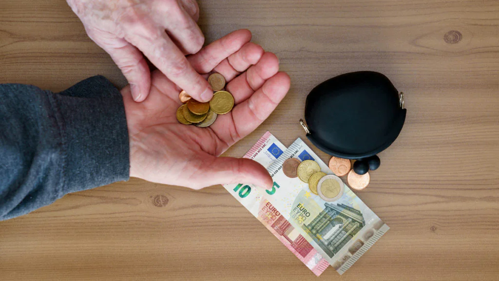 Millionen Bürgern steht Extra-Geld zu: So bekommt man die monatliche Zahlung