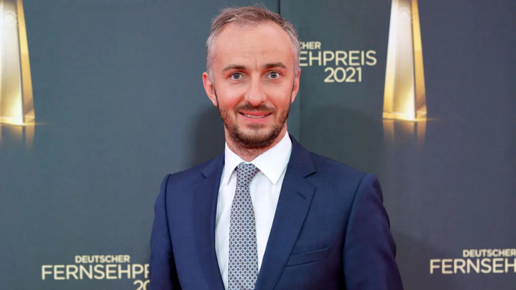 Jan Böhmermann Vermögen: Wie reich ist der Komiker?