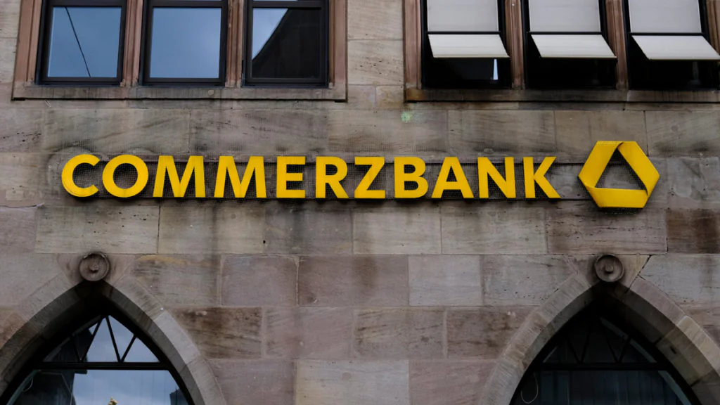 Millionen Euro fehlen: Kriminelle räumen Commerzbank-Konten leer