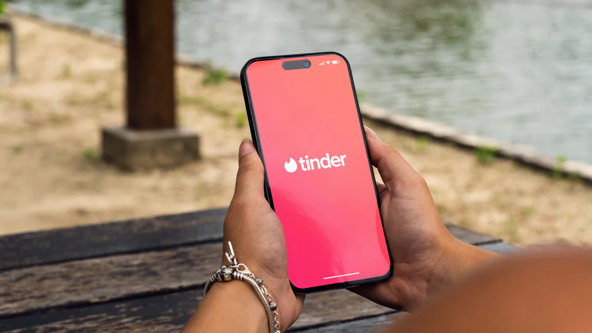 Tinder-Codes: Das steckt hinter den Buchstaben- und Zahlenkombinationen