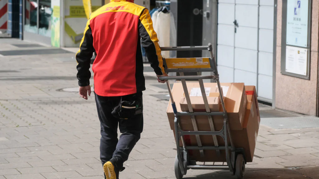 DHL-Betrugsmasche: Verbraucherzentrale warnt vor Paketannahme