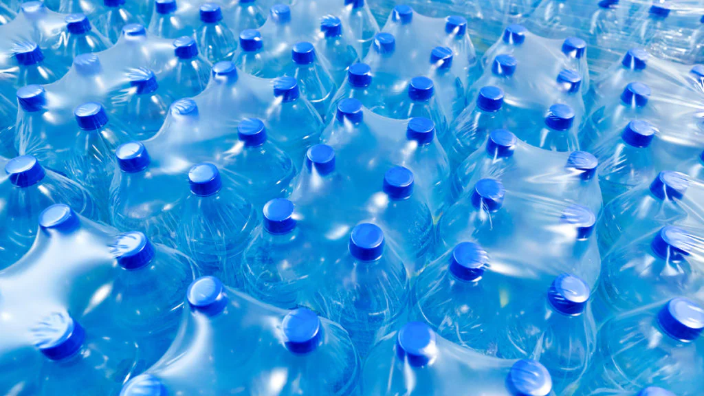 Wasser aus dem Supermarkt: Neue Studie enthüllt Gesundheitsrisiko