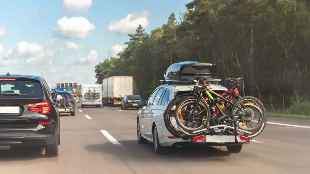 Hohes Bußgeld droht: Urlauber sollten wichtige Auto-Regel kennen