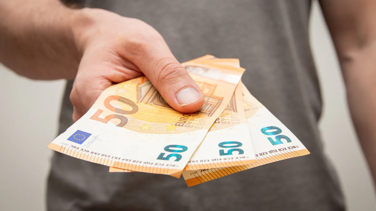 Beamter oder Angestellter: Wer im Leben mehr Geld verdient
