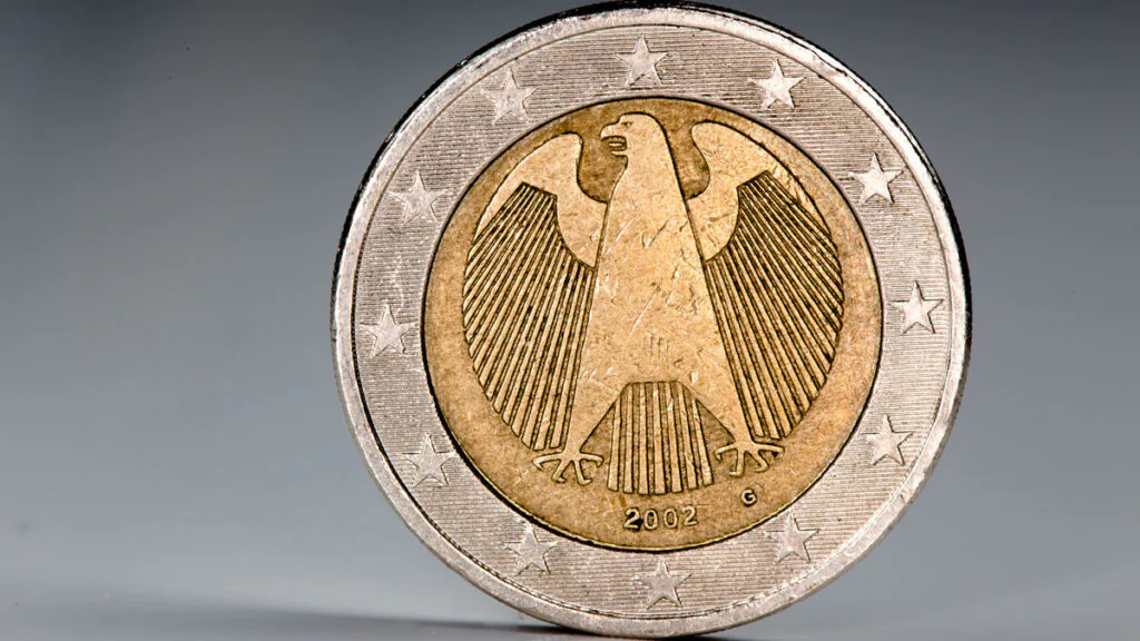 Achtung vor gefälschten Zwei-Euro-Münzen: An diesen Merkmalen erkennst du sie