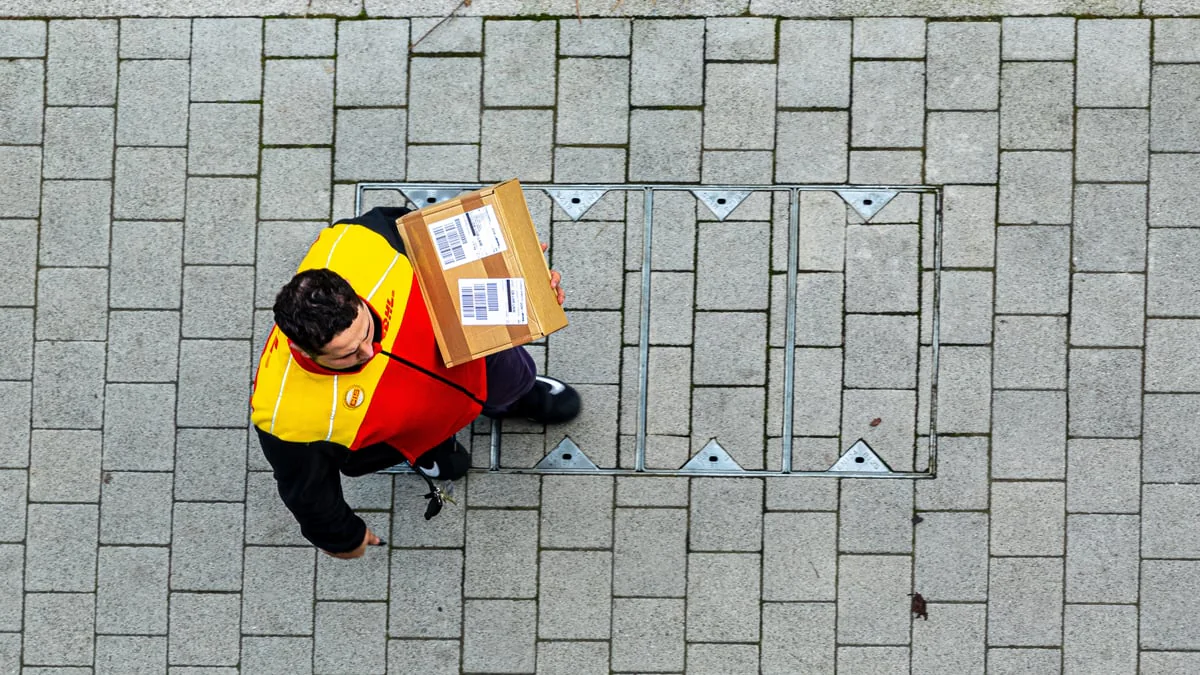 Kommt der Paketbote bald selbst in die Wohnung? DHL äußert sich
