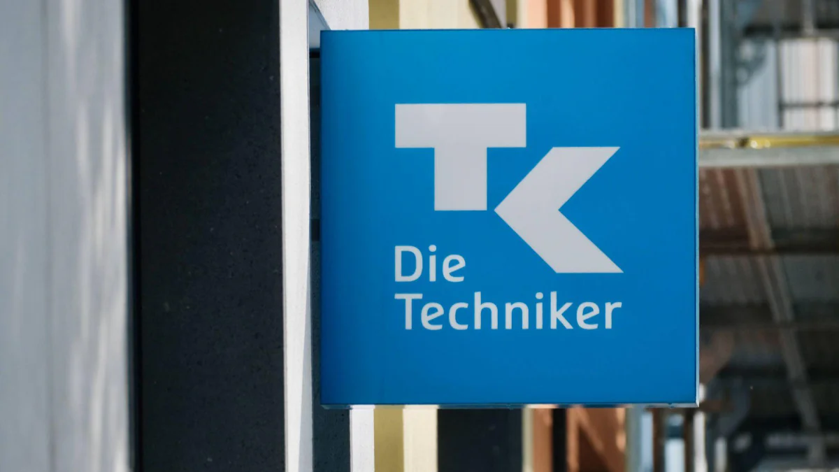 Es sind viele Menschen bei der Techniker Krankenkasse versichert.