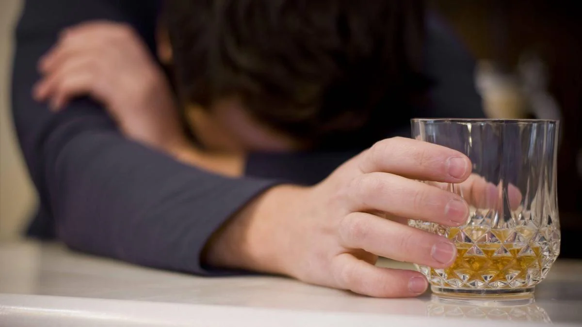 2 Fragen helfen dir, einen Alkoholiker zu erkennen