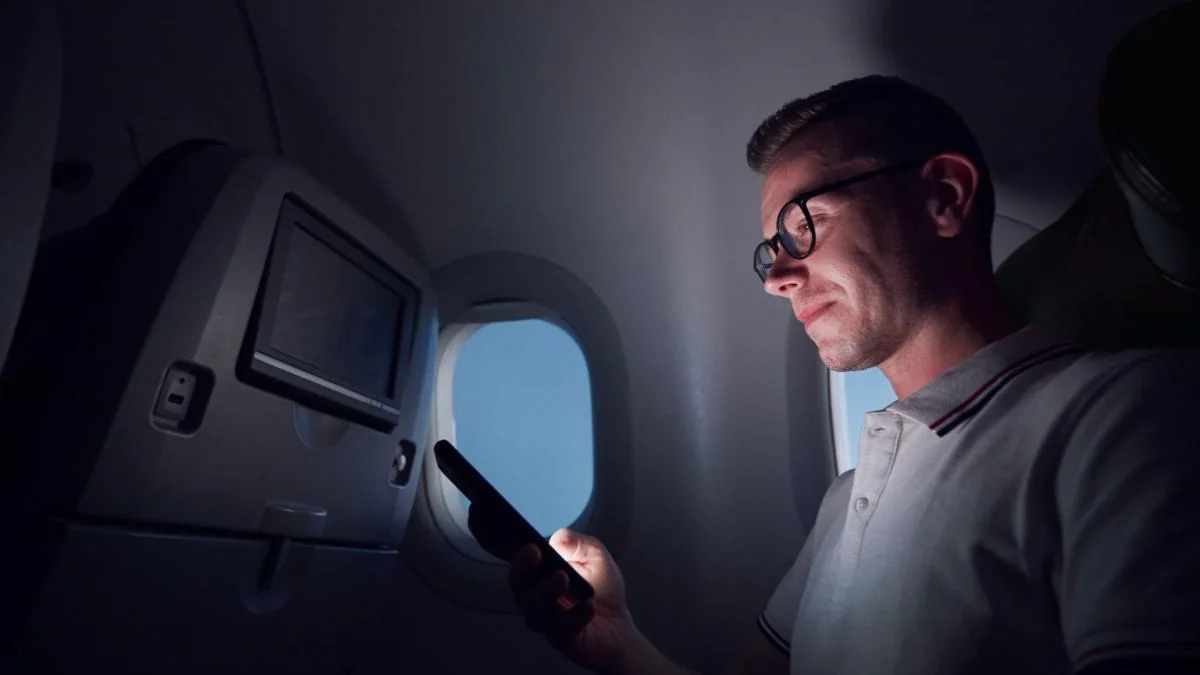 Mann verweigert Kind den Fensterplatz im Flugzeug – Mutter reagiert empört