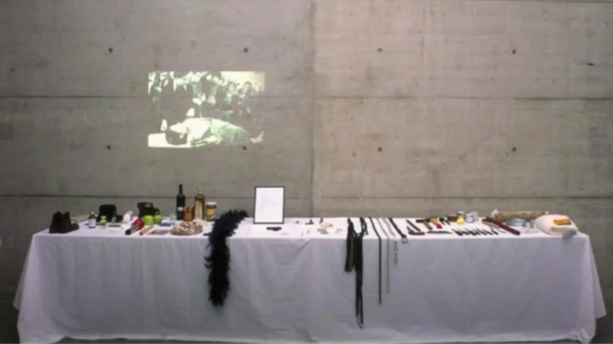Die Menschen haben auch eine Schattenseite: „Rhythm 0“ die Performance von Marina Abramovićs