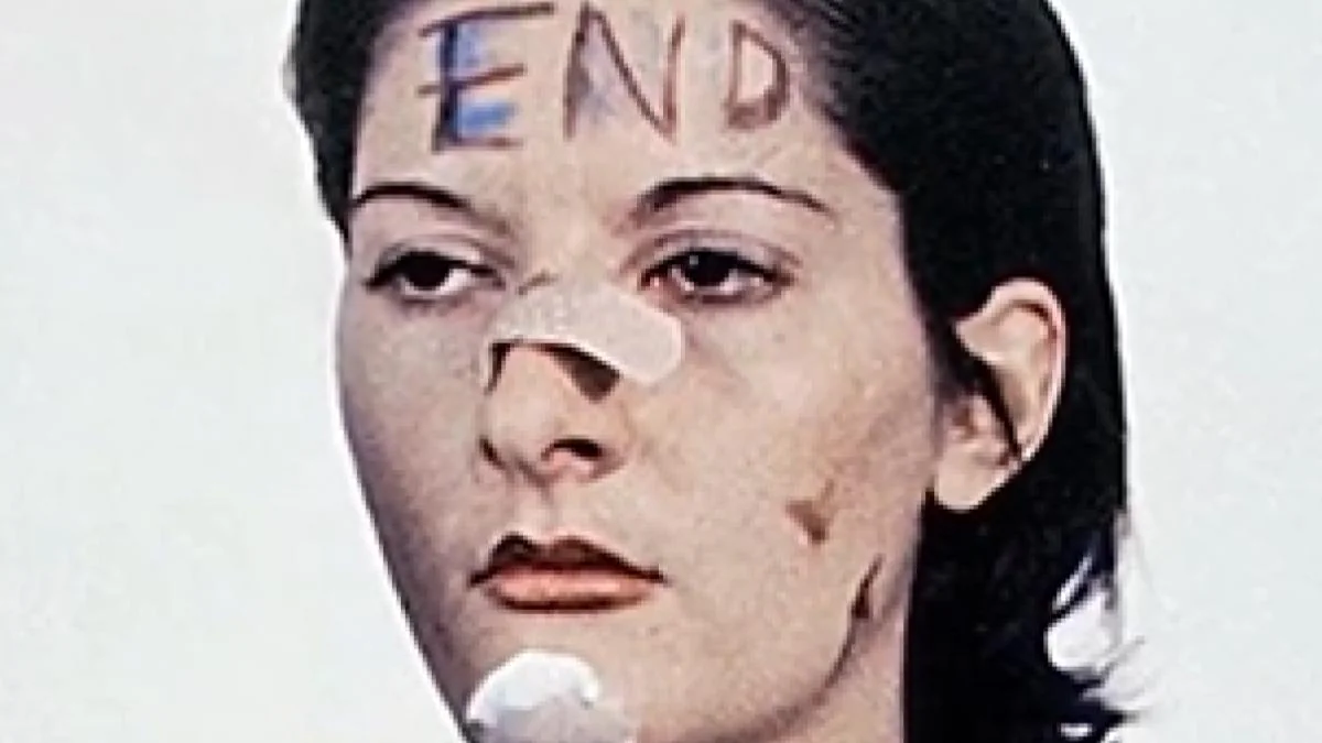 Die Menschen haben auch eine Schattenseite: „Rhythm 0“ die Performance von Marina Abramovićs