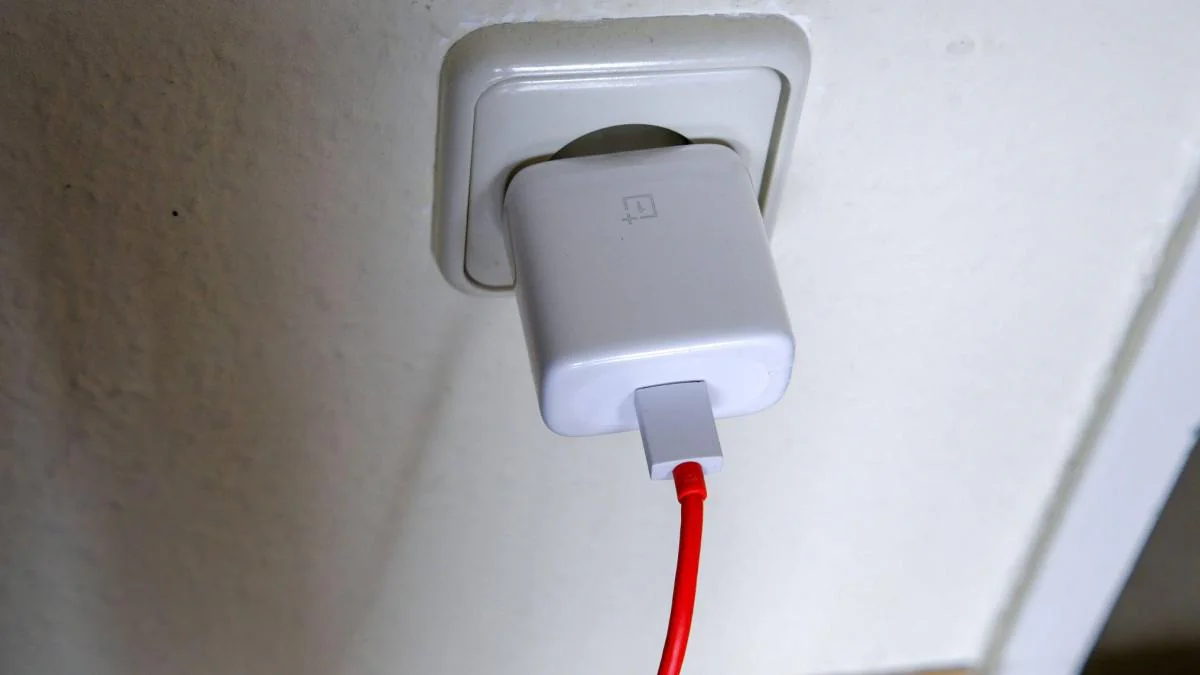 Warum du dein Ladekabel niemals in der Steckdose lassen solltest