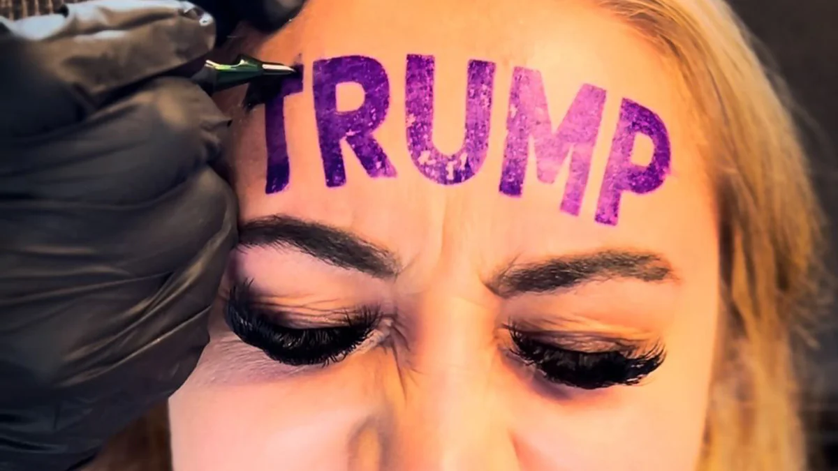 Model lässt sich „Trump“ auf die Stirn tätowieren – jetzt bittet sie um Spenden