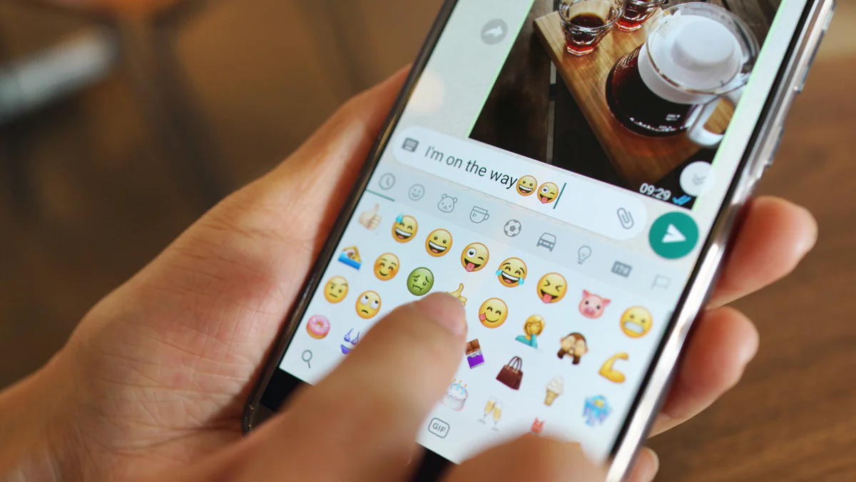 Alle WhatsApp-User von Änderung betroffen: Neue Emoji-Funktion kommt