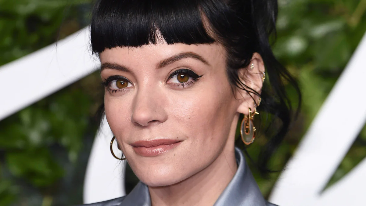 lily-allen-fussbilder-mehr-geld-musik