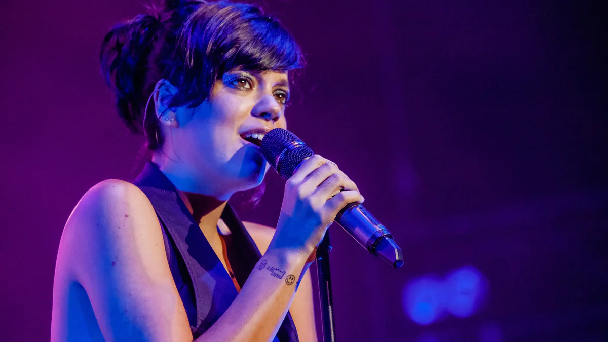 Lily Allen gesteht: Mit Fußbildern verdient sie mehr Geld als mit ihrer Musik