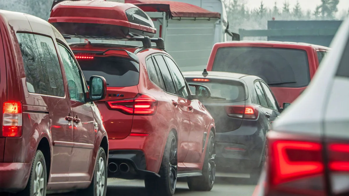 Warnblinker am Stauende: Erlaubt oder verboten? Diese Regeln sollten Autofahrer kennen